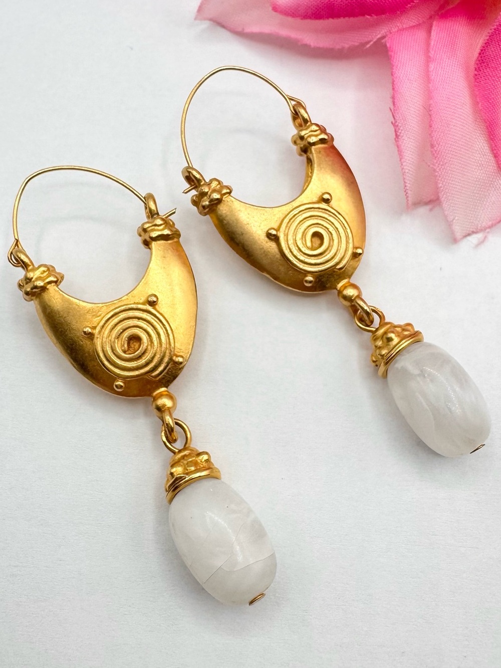 Etruscan Style Matte Gold Tone Spiral Motif Dangle Earrings Swirled Lucite Drops